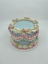 Load image into Gallery viewer, 8&quot; Vintage Cake - Vanilla (Serves 15-20)
